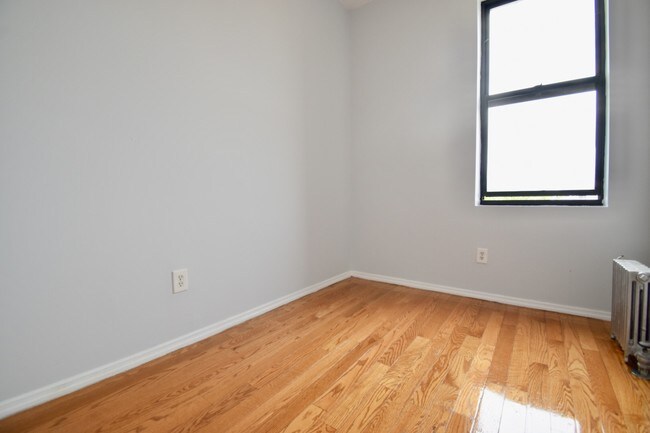 Building Photo - 560 W 180th St