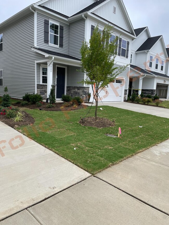 Building Photo - Spacious 4 Bedroom, 3 Bathroom Home w/ 2-C...