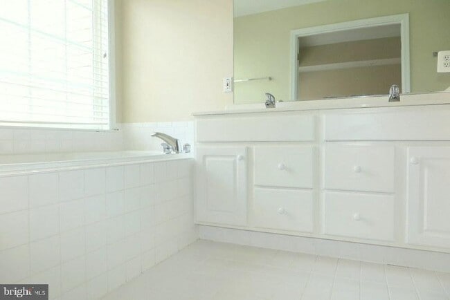 Building Photo - 1622 White Oak Vista Dr