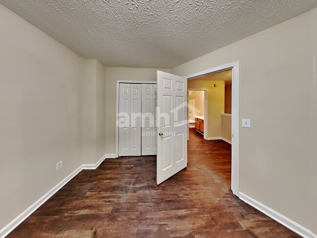 Building Photo - 4854 Lake Park Terrace