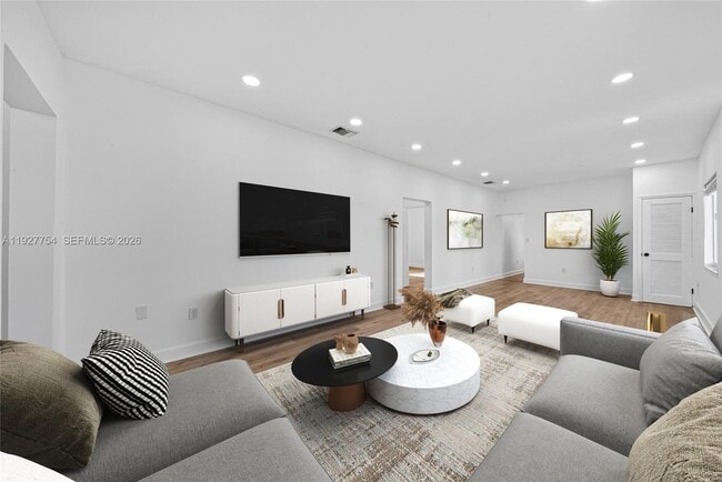 Building Photo - 426 SW 26th Rd