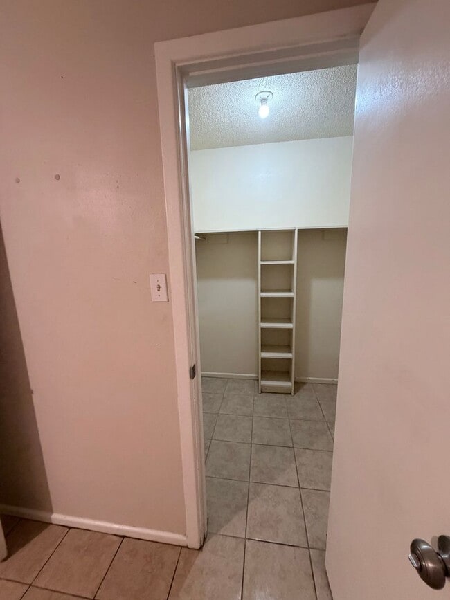 Building Photo - Cute one bedroom