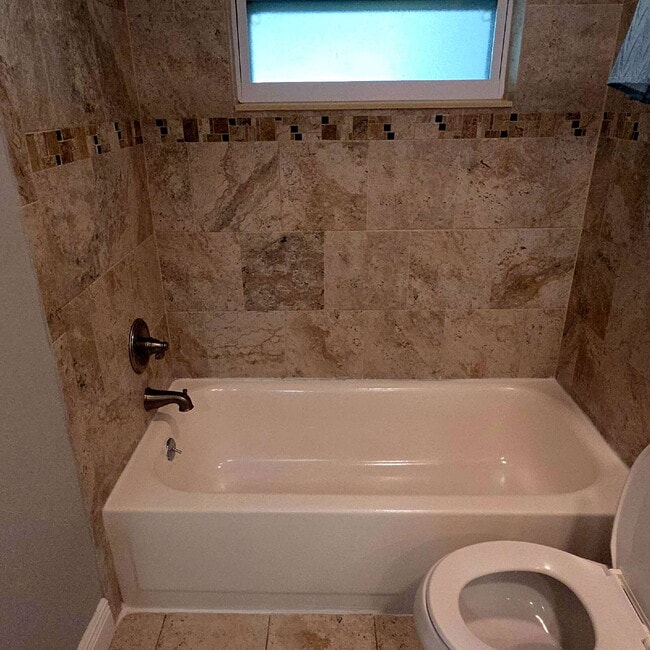 Building Photo - This gorgeous 2/1 house has been remodeled gourmet chef's kitchen, shaker cabinets, granite count...