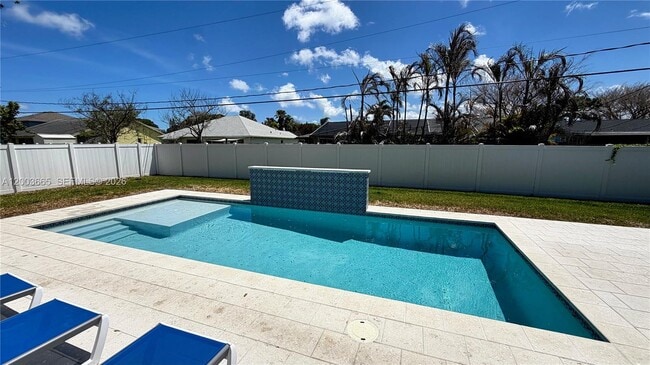 Building Photo - 2402 SE Gillette Ave