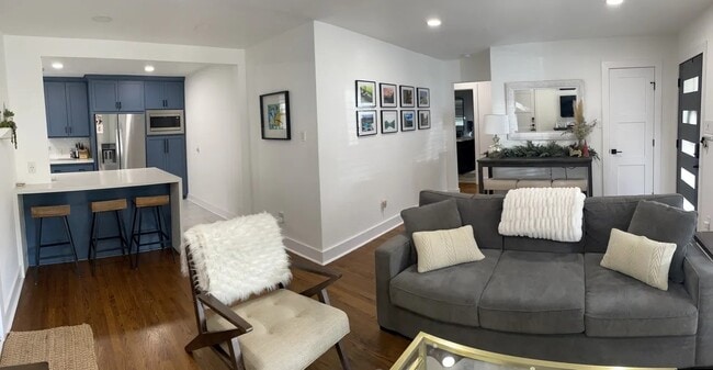 Building Photo - 2310 Hialeah Dr