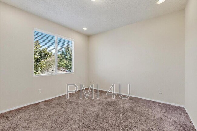 Building Photo - 7110 Overview Rd NE