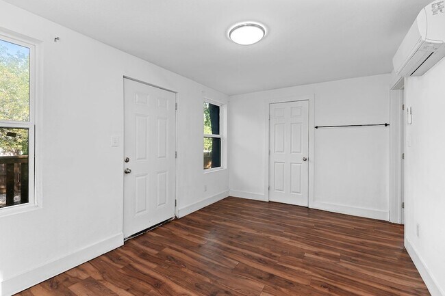 Building Photo - 204 Lessin Ln