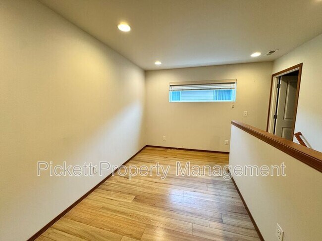 Building Photo - 2402 Seringa Ave