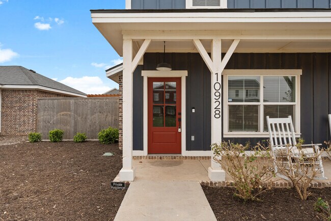 Building Photo - 10928 Norwich Ave