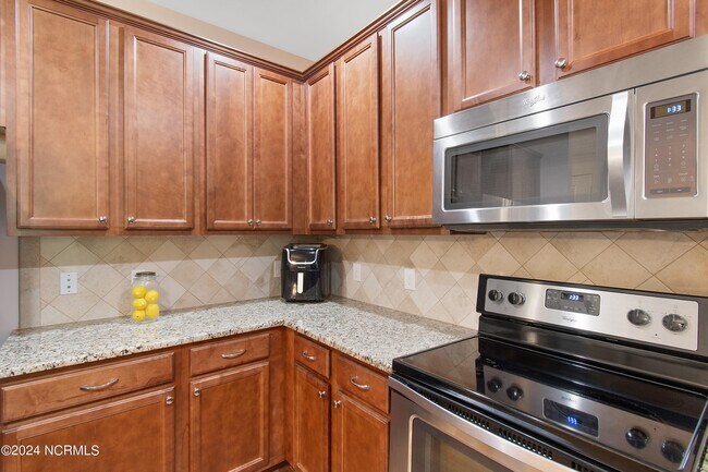 Building Photo - 2537 St James Dr SE