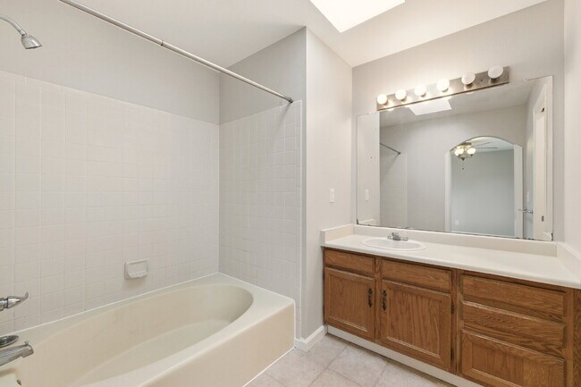 Building Photo - Charming 2BR/2.5BA Townhome in Deer Pointe Village! Beautiful Hardwood Floors Throughout Main Lev...