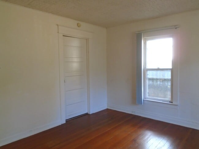 Building Photo - 435 Wilson St S