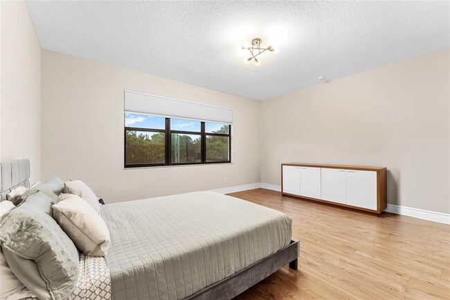 Building Photo - 9571 Eden Roc Ct