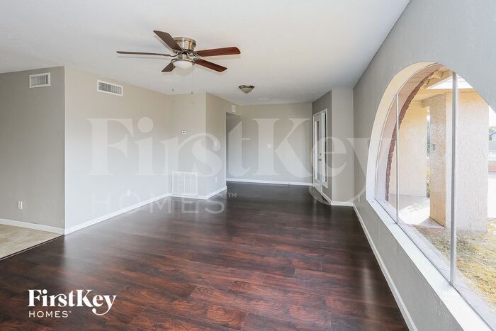 Building Photo - 8427 N 47th Dr