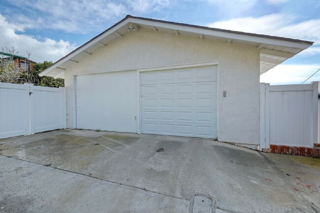 Building Photo - "Charming Coastal Retreat: 3-Bedroom Sanctuary on Agate Street, San Diego"