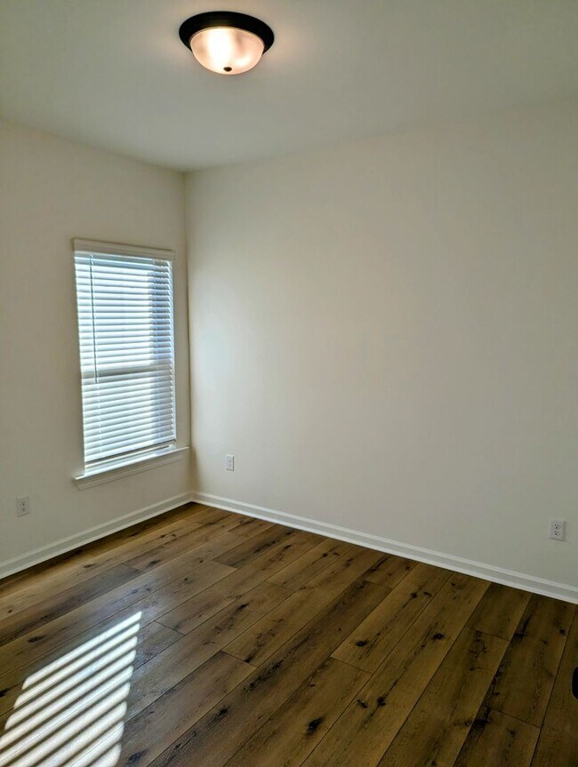 Building Photo - Welcome to Metairie Place!