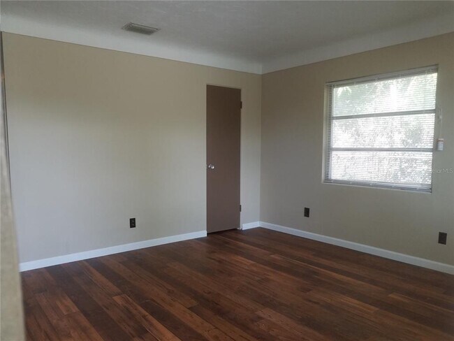 Building Photo - 5853 Pine St