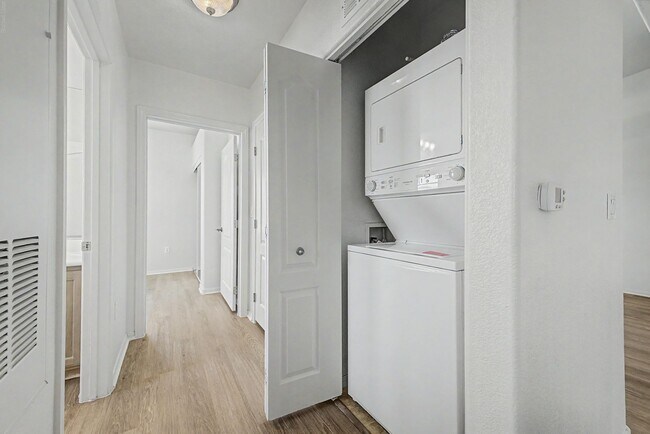 Building Photo - Gated 3 Bedroom condo located just off 215 & Eastern!