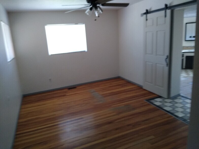 bedroom w/ bath - 1508 S Denver Ave