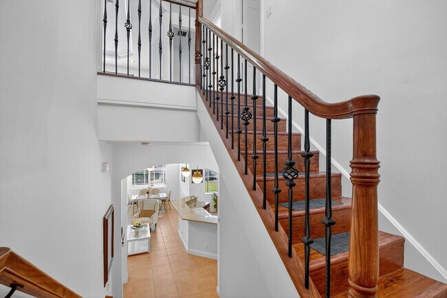 Building Photo - 9826 Vía Amati