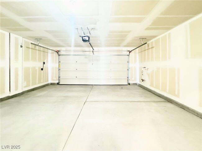 Building Photo - 808 Calm Crystal Ct