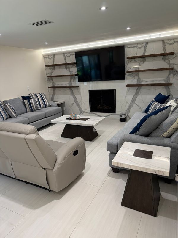 Building Photo - 7627 Encino Ave