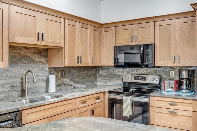 Building Photo - 810 Spinnakers Reach Dr