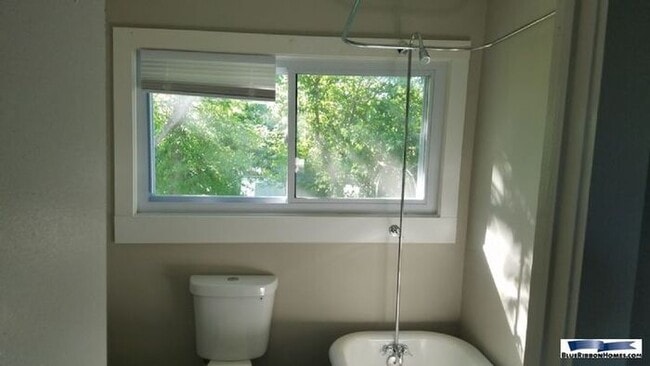 Building Photo - 2543 E 5th Ave