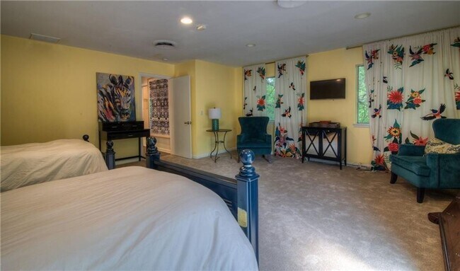 Building Photo - Tarrytown STUNNER!!!