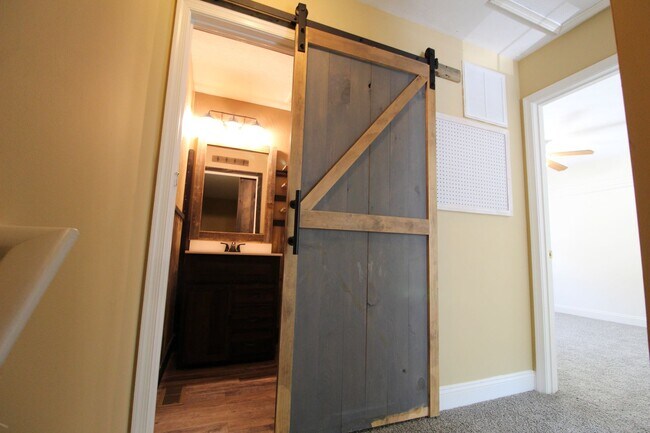 Building Photo - 2 bedroom 2.5 bathroom townhome for rent! ...