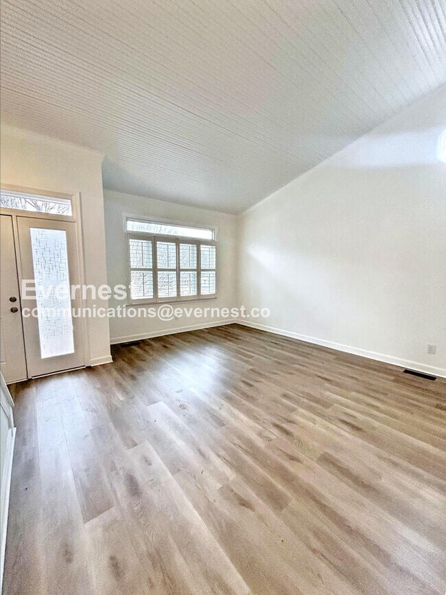 Building Photo - 3501 Shaker Dr