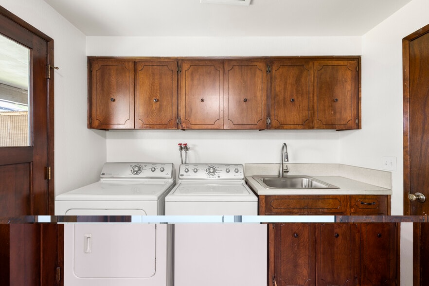 Building Photo - 565 Barton Ave