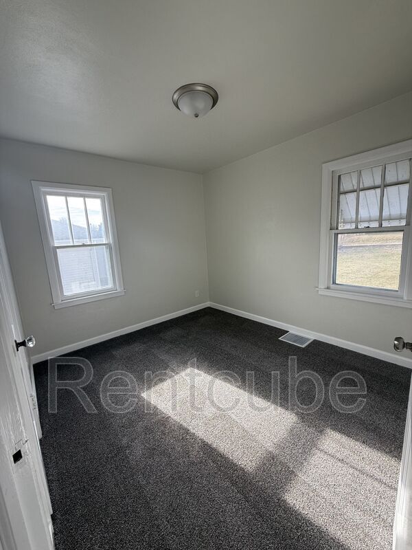 Building Photo - 3025 Windsor Ave