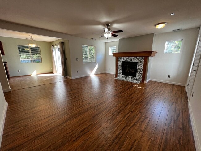 Building Photo - 3 Bedroom 2.5 Bath DuPont Home for Rent