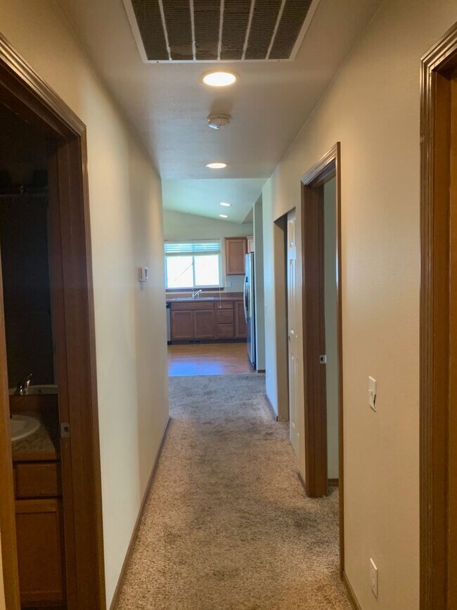 Building Photo - 4 Bedroom 2 Bathroom Rambler with Garage a...