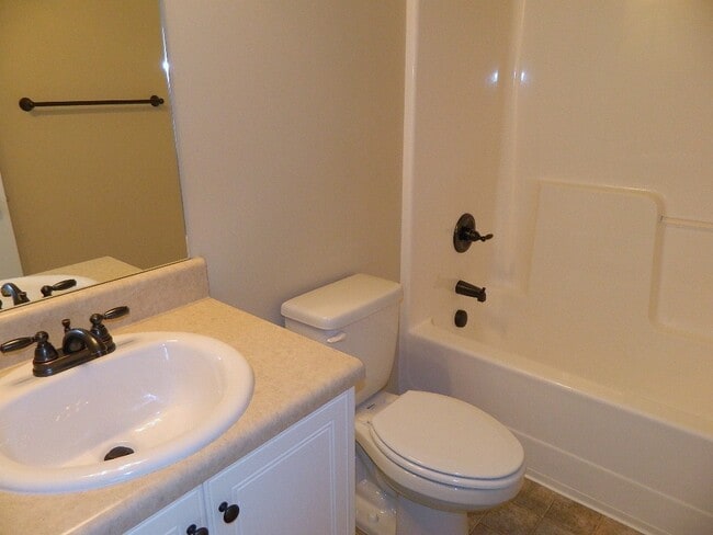 Building Photo - 899 Westlawn Dr