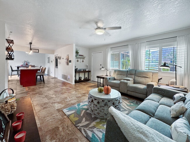 Building Photo - 53845 Avenida Herrera