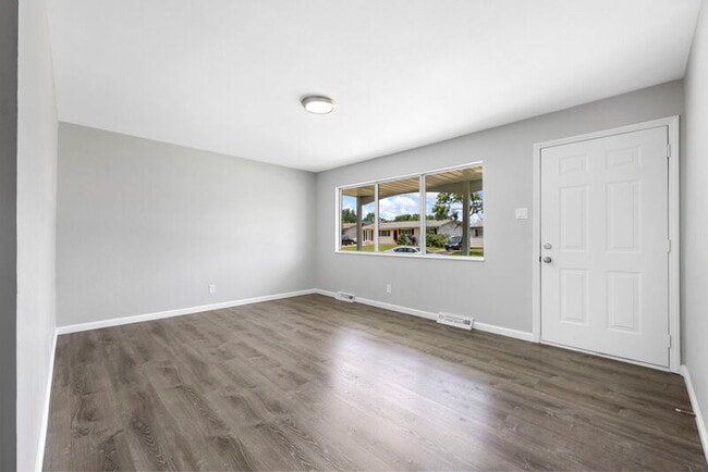 Building Photo - 906 Chula Dr