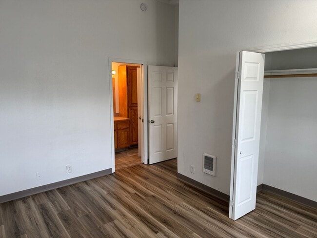 Building Photo - 359 S 58th St