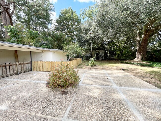 Building Photo - 3 Bedroom House with Mother in Law Suite i...