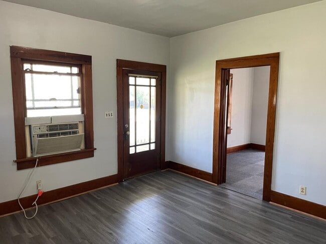 Building Photo - 610 Noble St