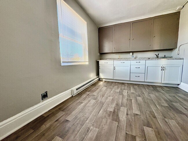 Building Photo - 1033 Oak St