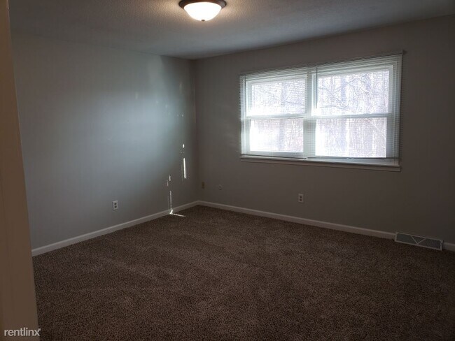 Building Photo - 2 br, 1.5 bath Townhome - 1451 S Center Rd