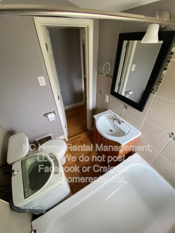 Building Photo - 406 W 77th St