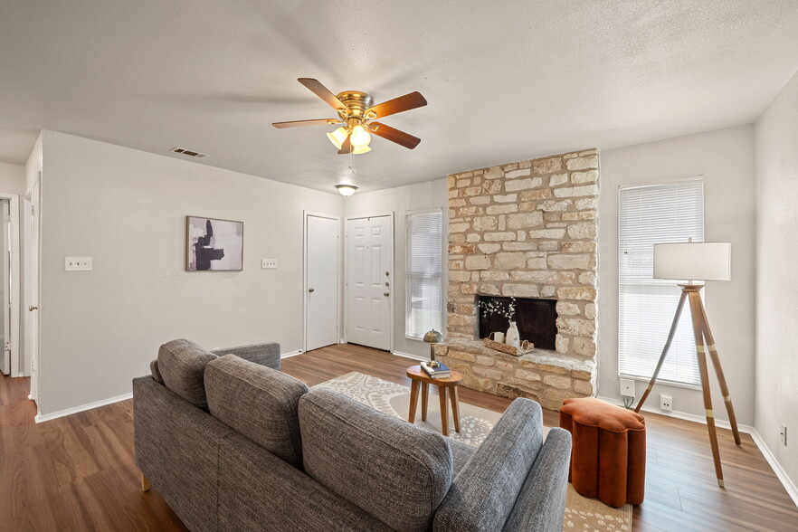 Building Photo - 703 Country Aire Dr