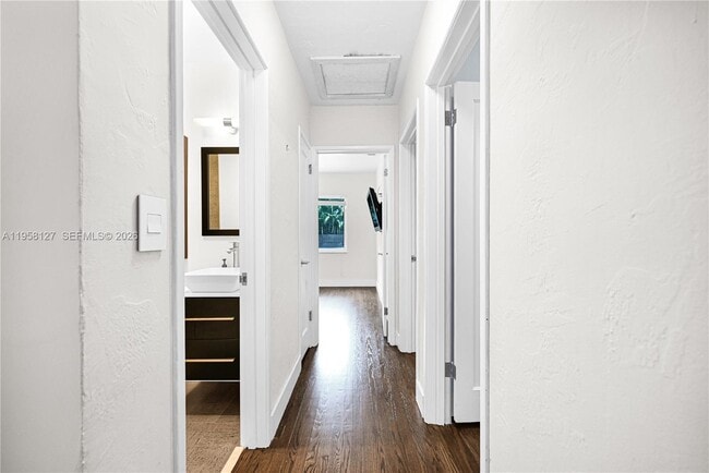 Building Photo - 295 De Leon Dr