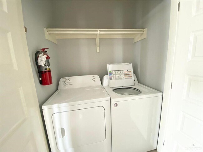 Building Photo - 1227 White Oak Dr