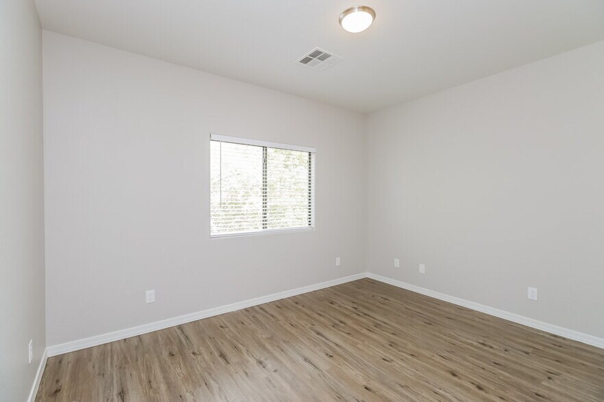 Building Photo - 2172 E Pima Ave