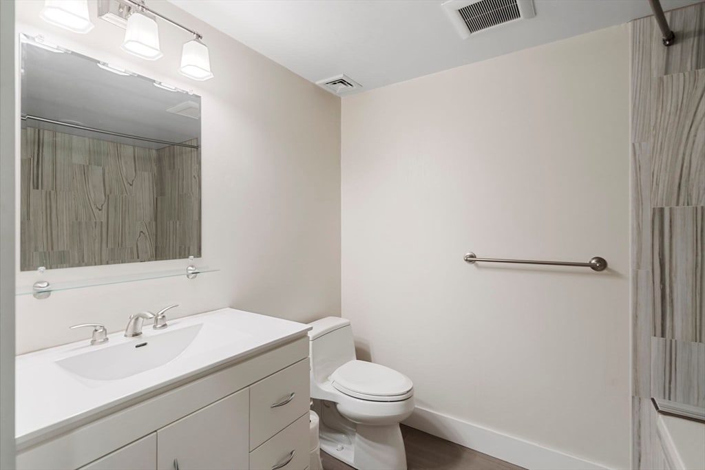 Building Photo - 132 Boylston St