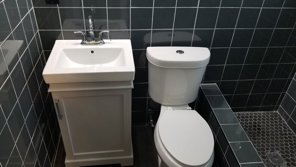 Building Photo - 1952 Madison St